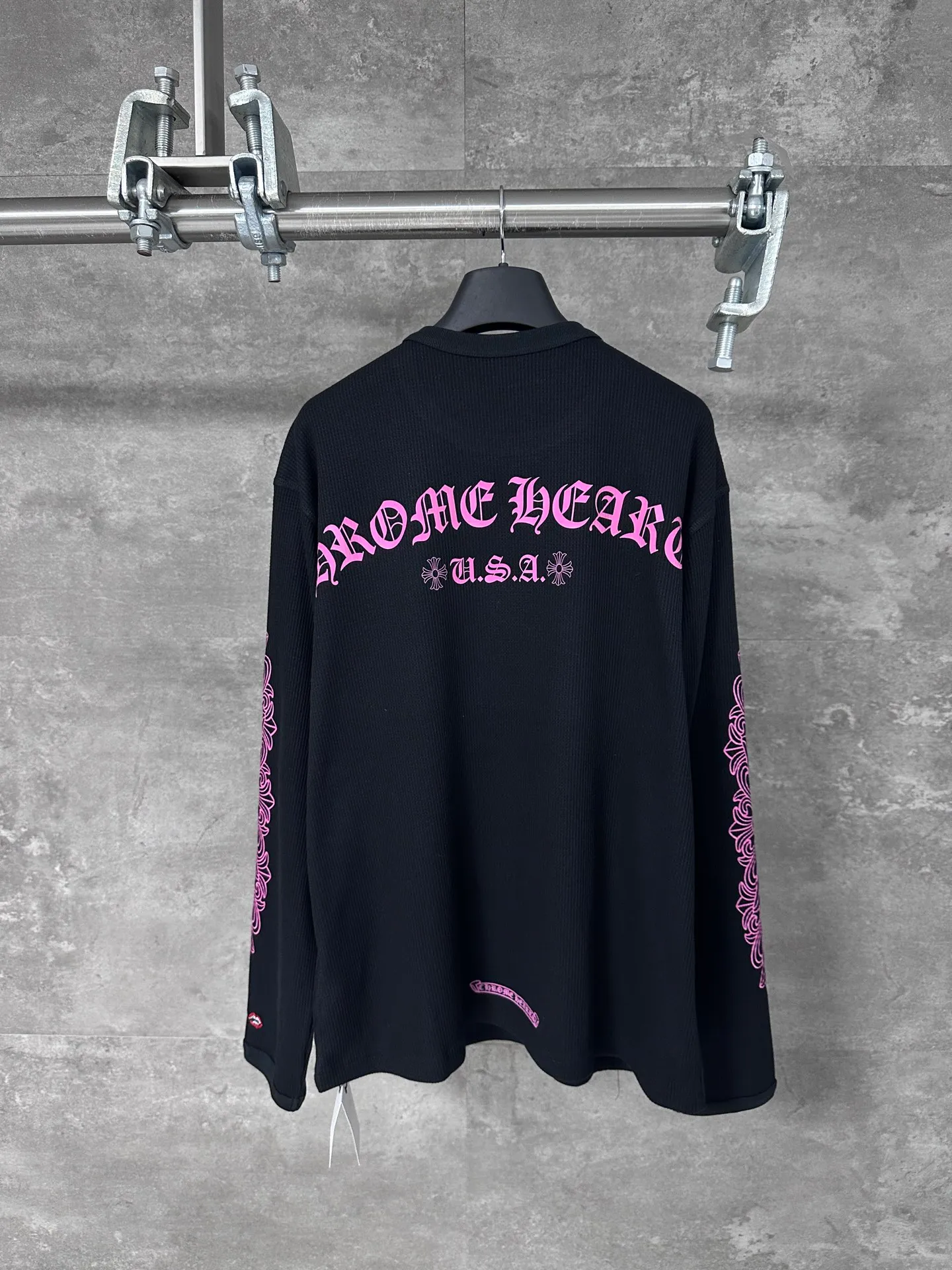 P230 💰 Chrome Hearte/Chrome Heart 25SS New Pink Letter Sanskrit Waffle Long Sleeve CH New Pink Letter Sanskrit Waffle Long Sleeve. Full size shipped. The original version was purchased from Hangzhou National Specialty School for 18000. The fabric is made of 280 grams of cotton waffle material. The printing uses white ink heat transfer technology. Piece cutting + garment printing. (piece pressing + semi-finished product machine pressing). Customized accessories. Same style for men and women. Work details and texture are very good Size: S M L